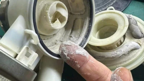 Vì sao máy rửa bát cần muối, chất rửa và nước bóng? Hãy nhìn ảnh này đi