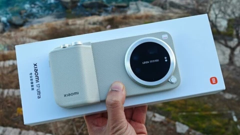 Ảnh thực tế trên tay Xiaomi 17 Ultra: "Máy ảnh biết nghe gọi" hứa hẹn định nghĩa lại khái niệm camera phone