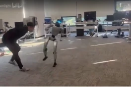 Robot hình người G1 bất ngờ đá kỹ sư, Elon Musk cười ra nước mắt.