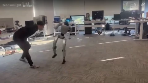 Robot hình người G1 bất ngờ đá kỹ sư, Elon Musk cười ra nước mắt.