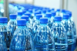 Những người uống nước đóng chai hàng ngày hấp thụ thêm 90.000 hạt vi nhựa mỗi năm