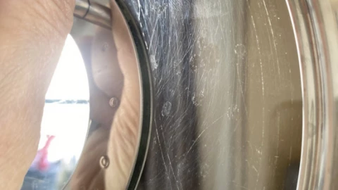 Đồ thủy tinh bị xước sau khi rửa bằng máy rửa bát là do đâu?