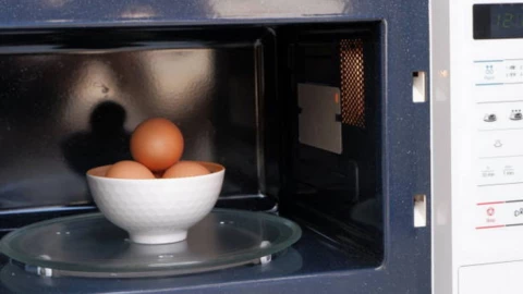 Tại sao trứng lại nổ khi được làm nóng trong lò vi sóng?