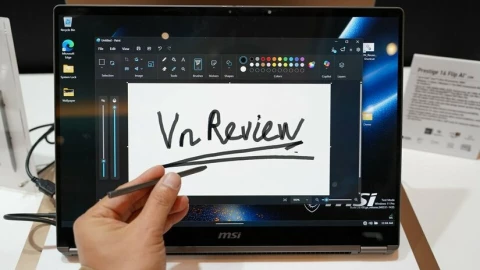 [CES 2026] Trên tay MSI Prestige 14 Flip AI+: độc lạ laptop xoay lật 360 độ tích hợp sẵn cả bút cảm ứng ở vị trí không ai ngờ tới