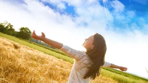 Nâng ly vì chính mình: Giới trẻ Trung Quốc tìm lối thoát trong trào lưu yêu bản thân