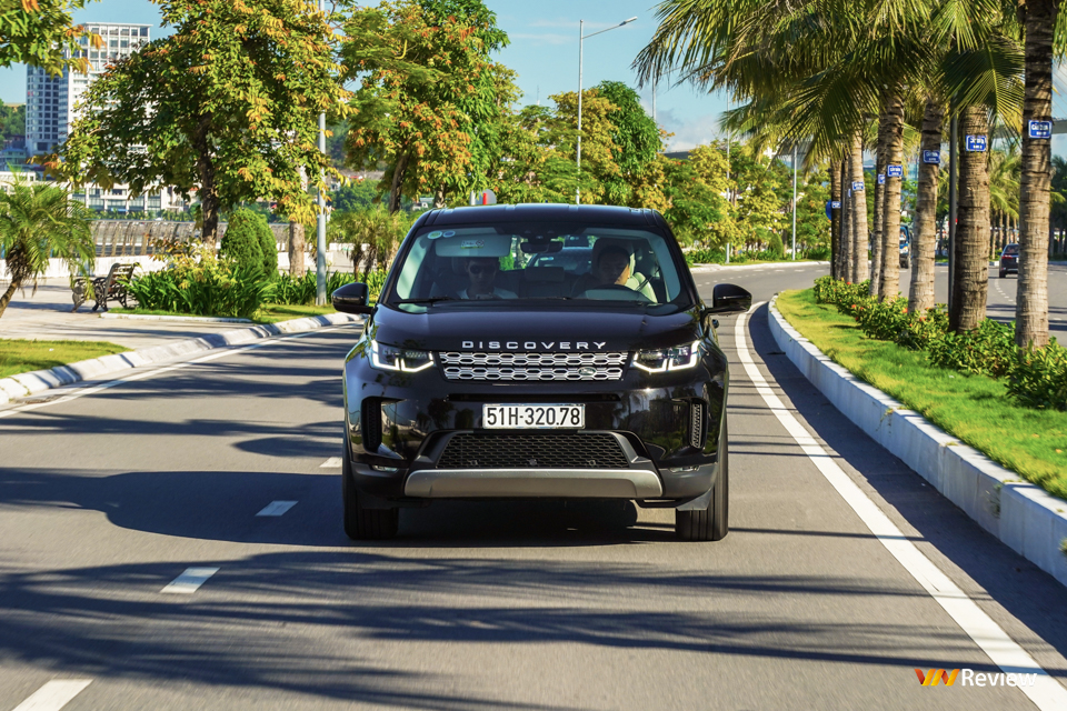 Trải nghiệm Land Rover Discovery Sport: Đắt xắt ra miếng