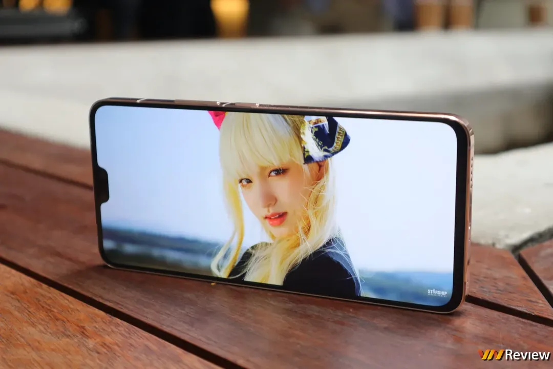 Trên tay vivo V23 5G: đủ cả viền vuông, tai thỏ giống iPhone 13, khác biệt ở mặt lưng, camera selfie kép
