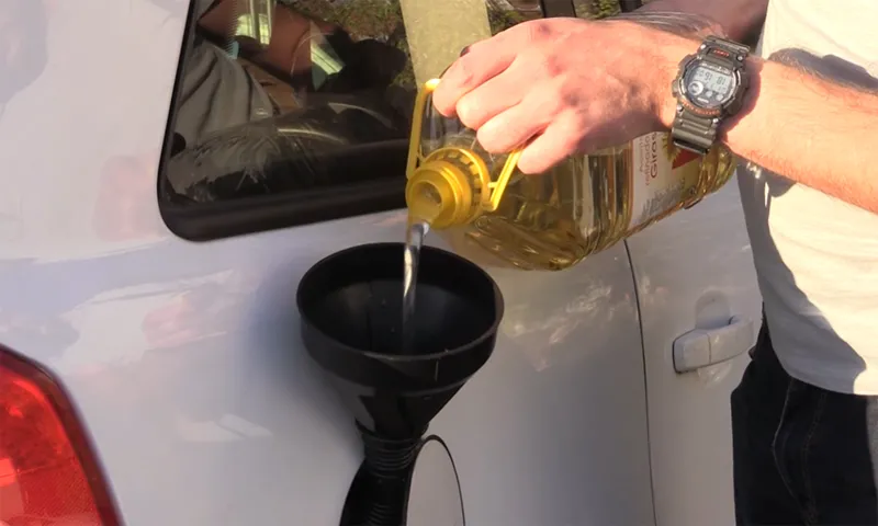 thumbnail - Tài xế châu Âu lấy dầu ăn làm nhiên liệu ôtô