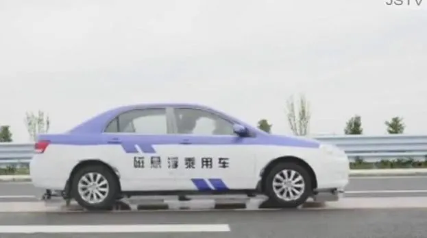 thumbnail - Video xe hơi đệm từ Trung Quốc lơ lửng trên mặt đường, tốc độ 200km/giờ