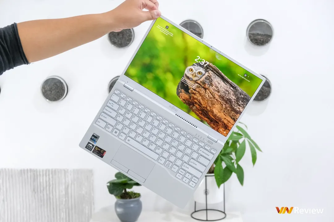 Đánh giá Fujitsu UH-X 2022: Laptop nhẹ nhất thế giới giờ nặng hơn nhưng đáng mua hơn