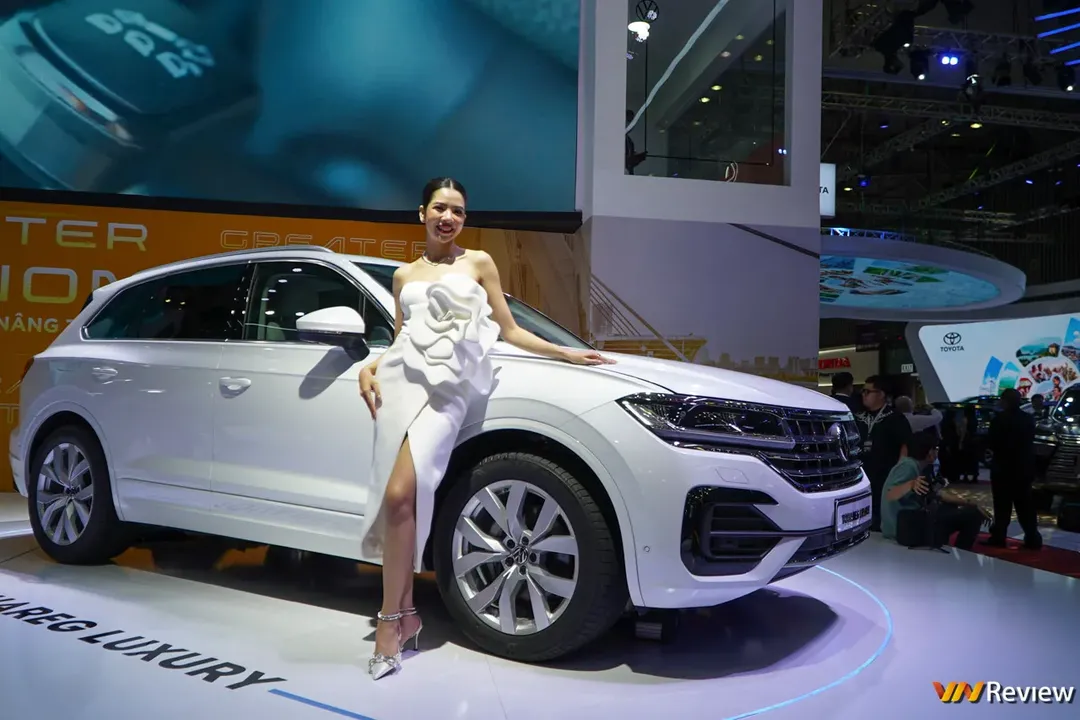 Bóng hồng Việt so dáng cùng mẫu Tây tại Vietnam Motor Show 2022