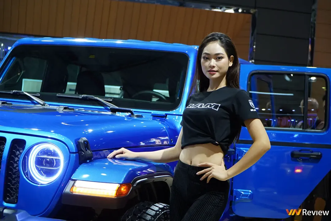 Bóng hồng Việt so dáng cùng mẫu Tây tại Vietnam Motor Show 2022