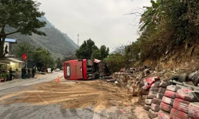 Vụ tai nạn xe ở Hòa Bình làm 3 người thiệt mạng: Xe khách quá hạn đăng kiểm