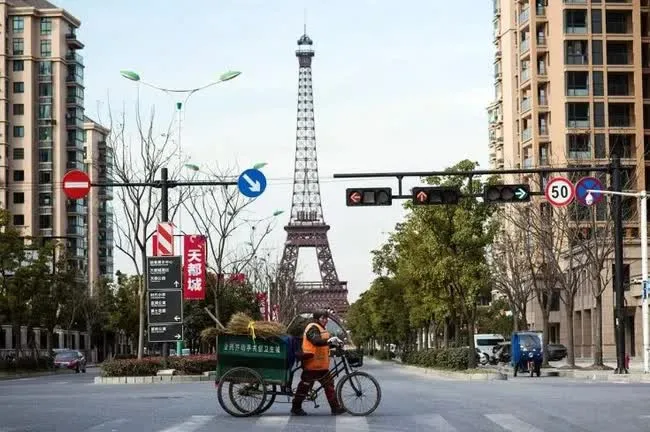 Chuyện thường ở Trung Quốc: tháp Eiffel, tượng Nhân Sư,  Điện Kremlin, tàu Titanic,... cái gì cũng có bản sao bản chép