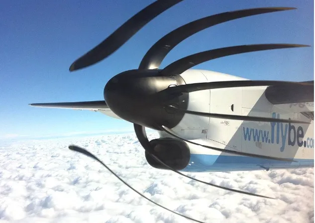 Lộ cảnh Su-27 phun nhiên liệu xịt UAV Mỹ, vì sao cánh quạt UAV bị cong?