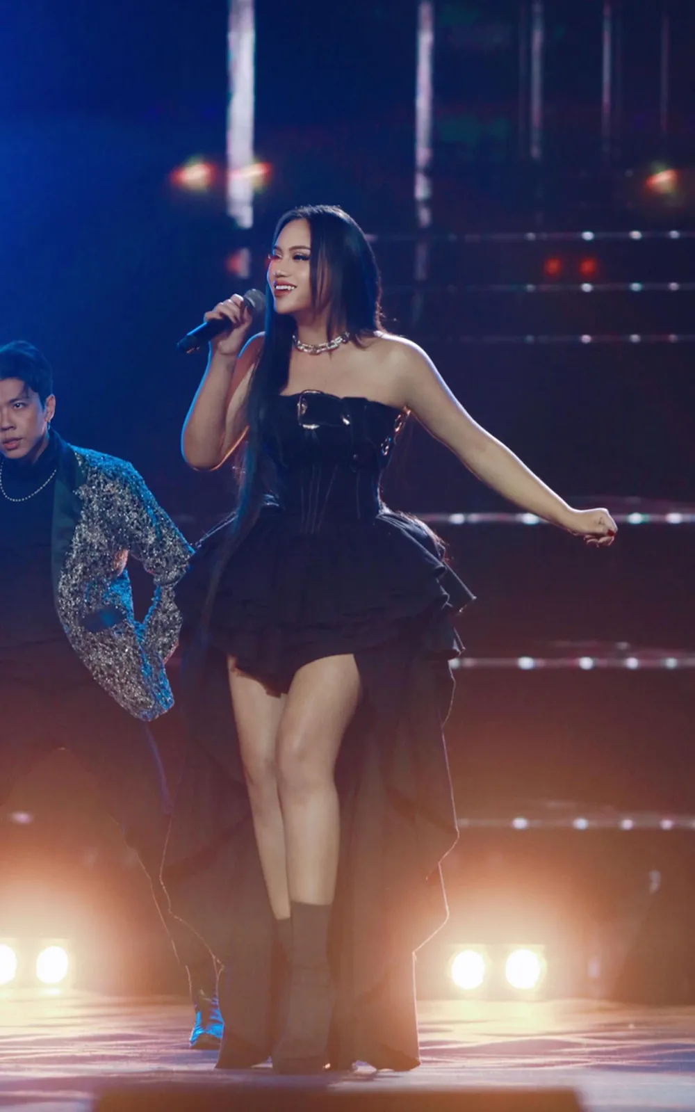 Shock vì bị bodyshaming khi đang biểu diễn, ca sĩ Sofia phải xin lỗi về sớm