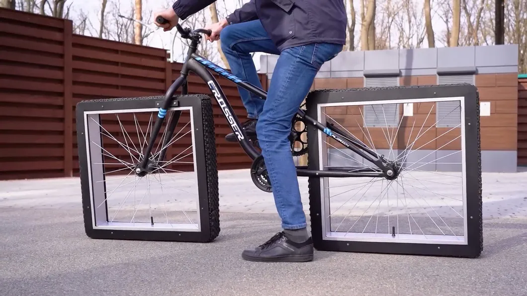 Độc lạ xe đạp: Bánh vuông vẫn đi được, không cần chân chống