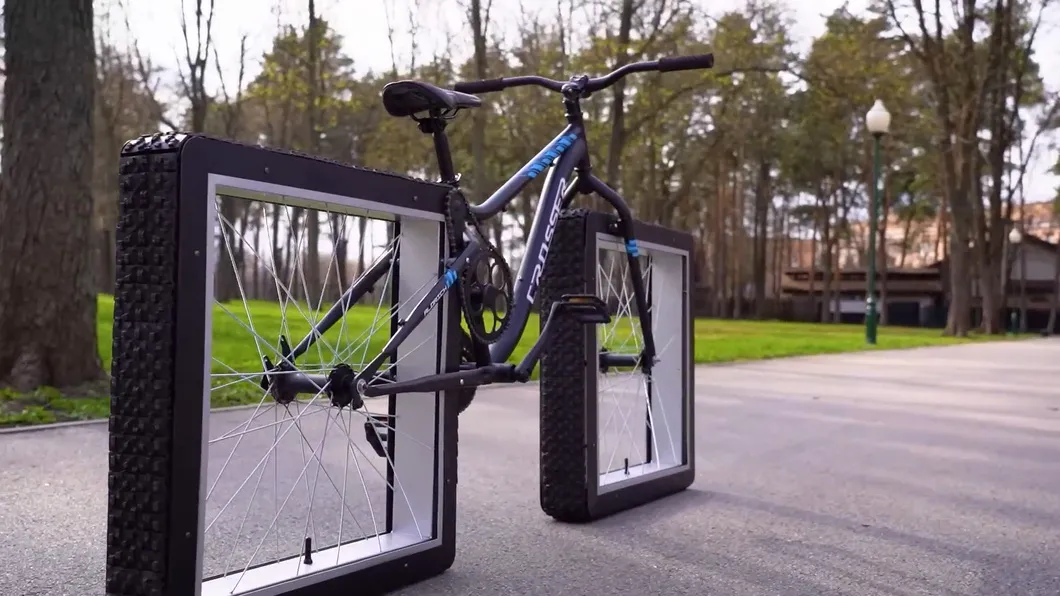 Độc lạ xe đạp: Bánh vuông vẫn đi được, không cần chân chống