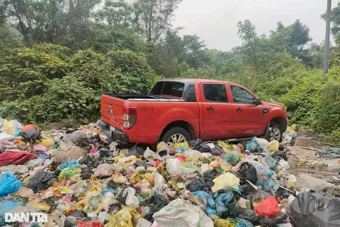 Mang ô tô đi rửa ở gara, hôm sau thấy xe hỏng bị vứt ngoài bãi rác