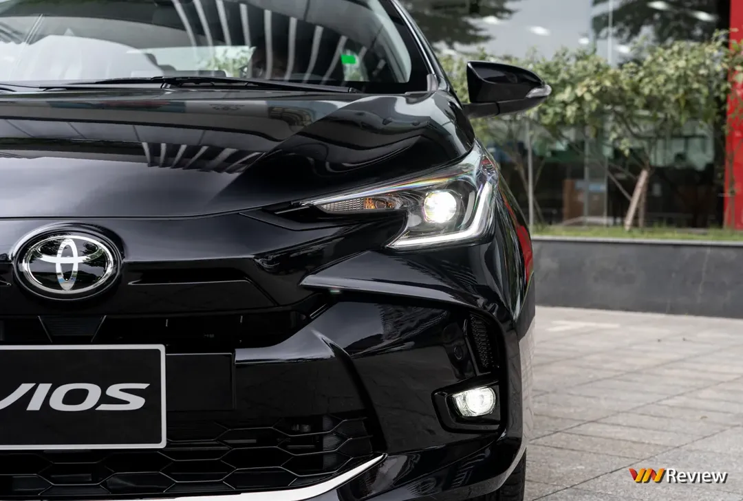 Toyota Vios 2023 lộ diện tại đại lý: Bổ sung lẫy chuyển số, gói an toàn TSS