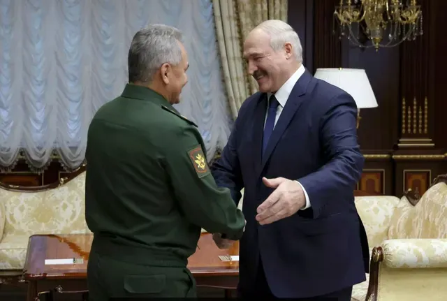 Chuyện gì đã xảy ra? Lukashenko rời Nga sớm, lỡ bữa trưa của Putin với đôi tay băng bó