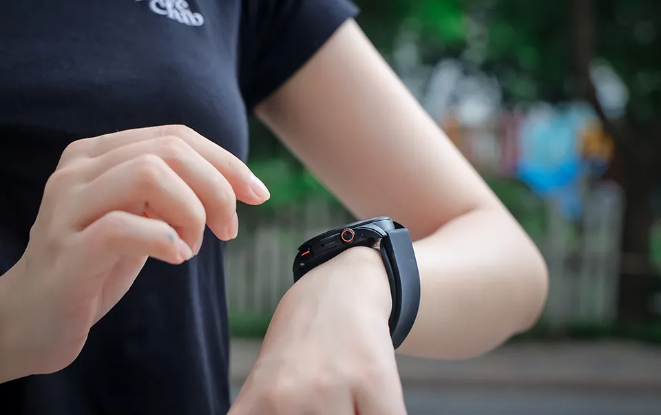 Công ty Việt Nam ra smartwatch giá 1,49 triệu đồng: thân kim loại, màn AMOLED, nghe gọi được và pin 1 tuần