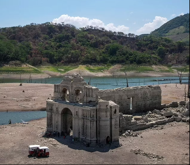 Nắng nóng gay gắt, hồ cạn trơ đáy, lộ diện công trình 500 năm tuổi