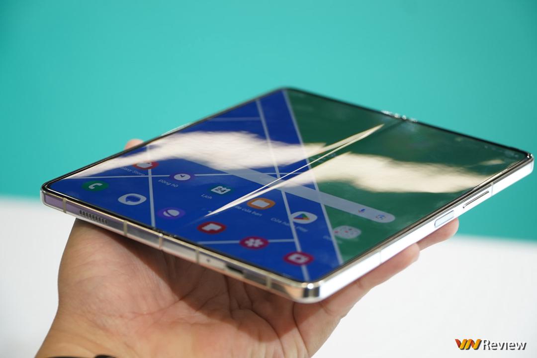 Trên tay Galaxy Z Fold 5: “bình” khít hơn và rượu cũng thơm hơn