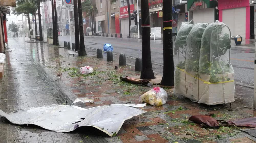 Nhật Bản đón siêu bão Khanun: hàng trăm ngàn người sơ tán, mất điện 