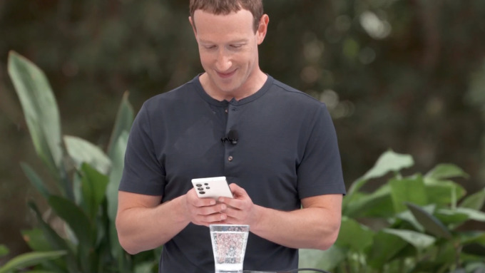Ông chủ Facebook dùng điện thoại gì giữa cơn sốt iPhone 15?