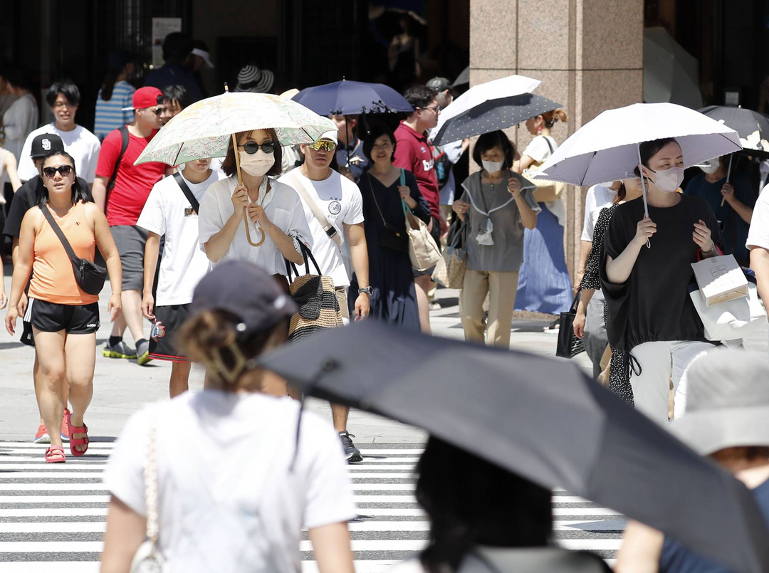 Tokyo ghi nhận số ngày hè kỷ lục, chưa bao giờ cuối tháng 9 vẫn mặc áo cộc tay, cầm ô che nắng