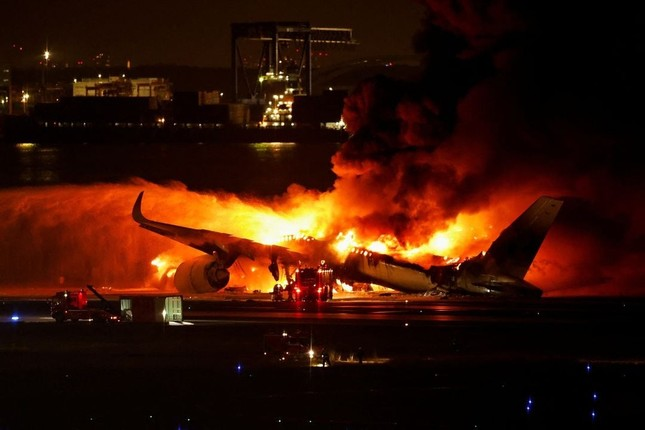 Nhân chứng thoát nạn trên máy bay Airbus A350 của Japan Airlines kể lại giây phút kinh hoàng