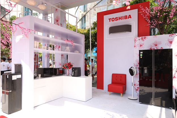 Toshiba mở hộp quà Tết khổng lồ cùng khách hàng trải nghiệm sản phẩm mới