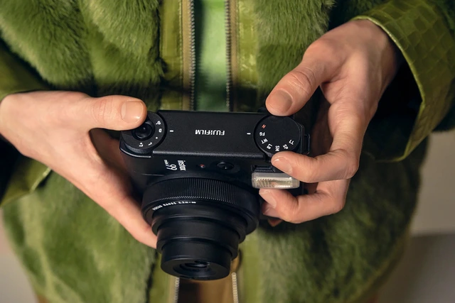Fujifilm ra mắt máy ảnh chụp lấy ngay Instax Mini 99: Phong cách retro không lẫn đi đâu được, mua tặng các chị em thì hết ý