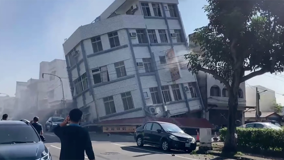 Cảnh hoang tàn sau trận động đất 7,5 richter ở Đài Loan