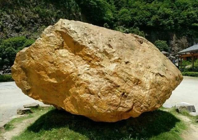 “Cục vàng” khổng lồ nặng 45 tấn đặt hớ hênh ngoài trời nhưng không ai dám mang đi