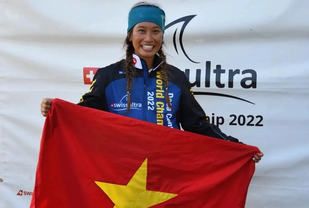 thumbnail - Nữ VĐV Việt Nam vừa vô địch thế giới khi liên tục bơi 38 km, đạp xe 1.800 km, và chạy bộ tới 422 km