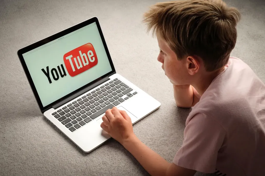 Thuật toán Youtube đề xuất video về súng cho trẻ em