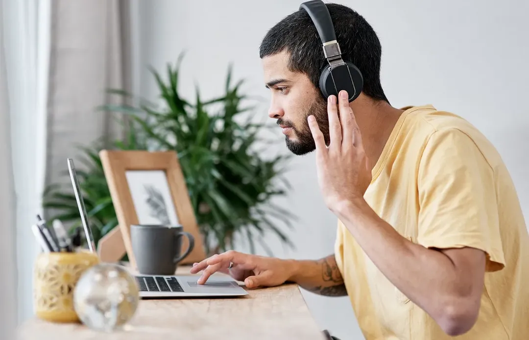 Nghiên cứu: Nghe qua tai nghe có tính thuyết phục và gần gũi hơn nghe qua loa