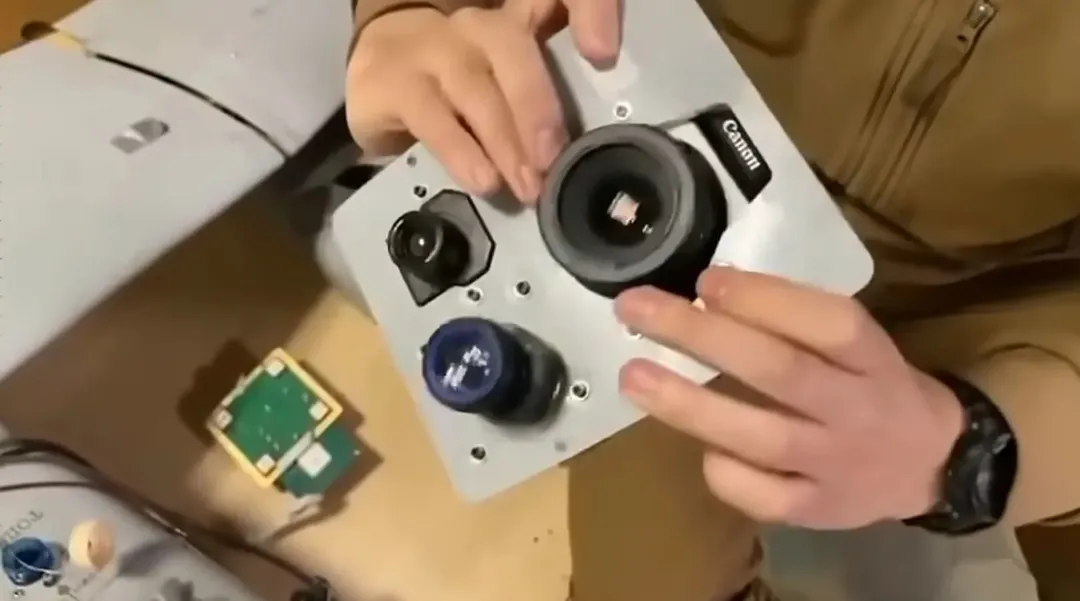thumbnail - Mổ xẻ drone của Nga phát hiện máy ảnh DSLR của Canon bên trong