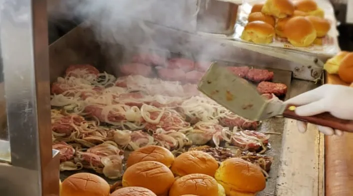 Bánh Hamburger đã có một lịch sử lâu đời trước khi trở thành món ăn nổi tiếng ở Mỹ 