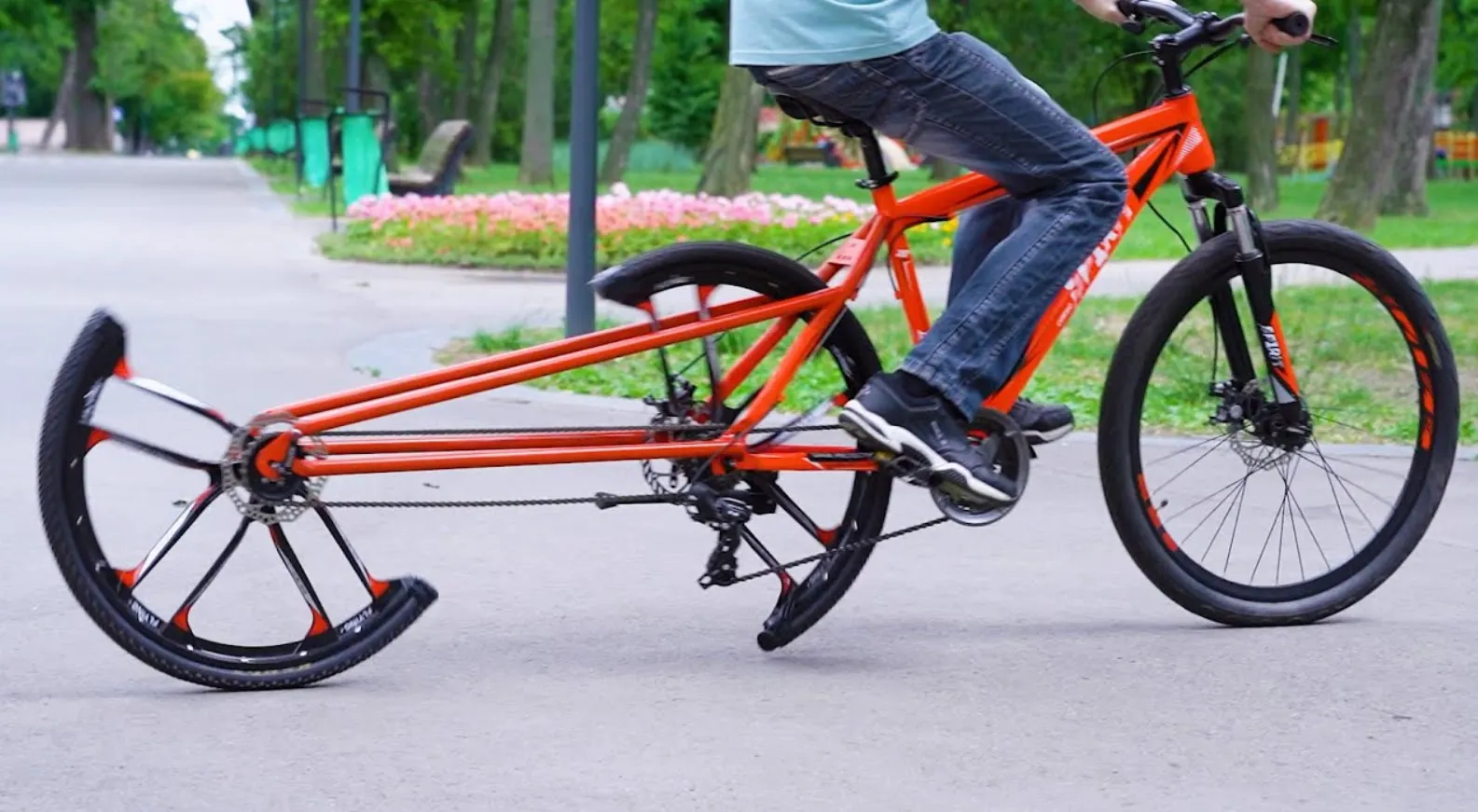 Chiếc xe đạp cực dị này di chuyển thế nào? Không tin nổi nó lại tồn tại!