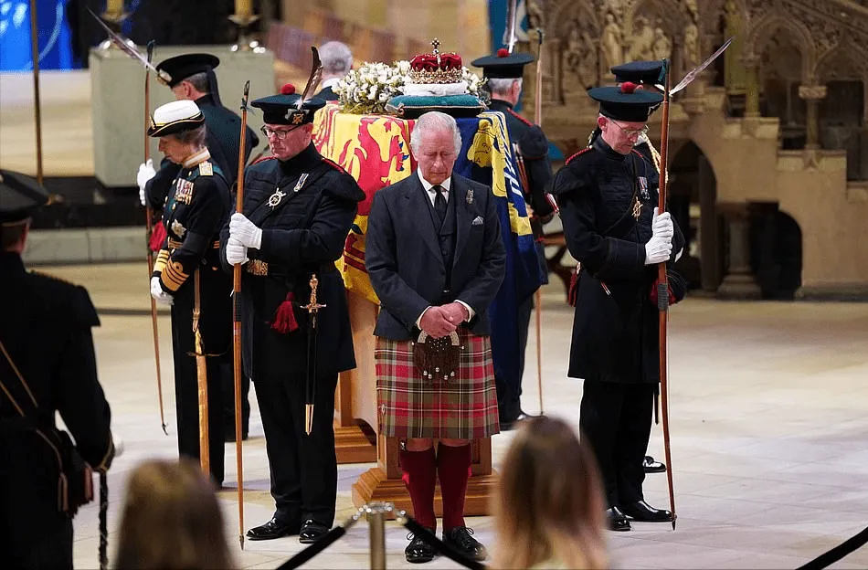Đám tang của Nữ hoàng gây bất mãn: Biden đi xe chuyên dụng, các nước khác chen chúc trên xe buýt ...