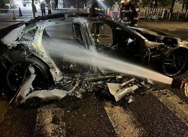 Siêu xe điện Porsche Taycan hơn 6 tỷ đồng bốc cháy ở Trung Quốc, tài xế bị thiêu sống