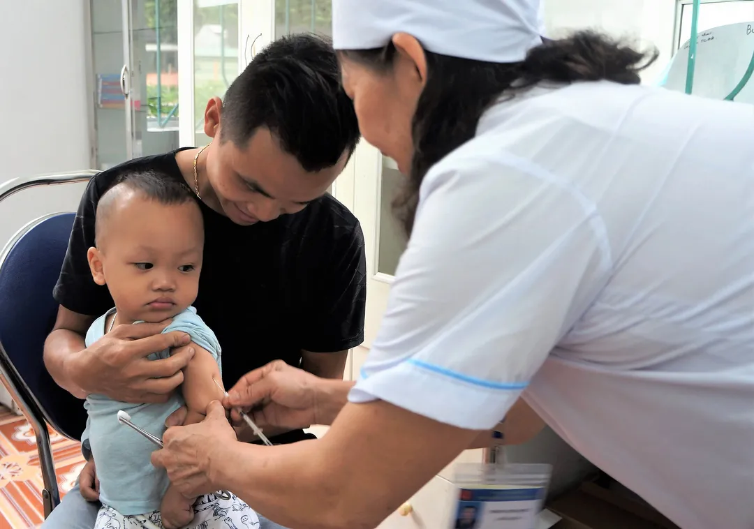 Vì sao không nên trì hoãn tiêm vaccine cho bé? Lợi ích của tiêm vaccine