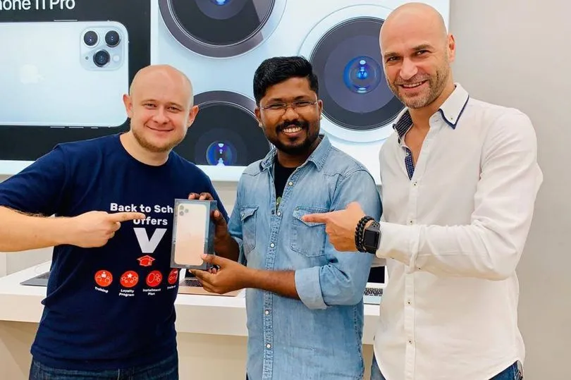 "Fan cứng" Apple chi hơn 11 triệu đồng mua vé máy bay, vượt 3.000 km đến Dubai để mua iPhone 14