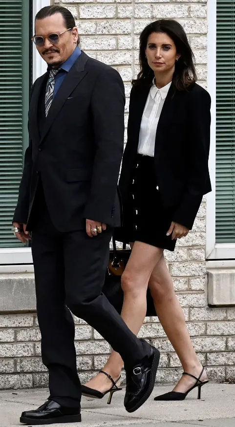 Johnny Depp hẹn hò với nữ luật sư đã giúp tài tử chống lại Amber Heard