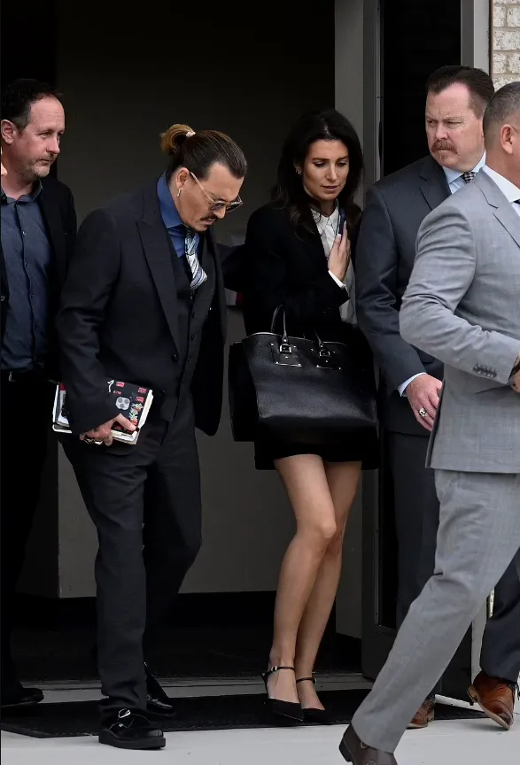 Johnny Depp hẹn hò với nữ luật sư đã giúp tài tử chống lại Amber Heard