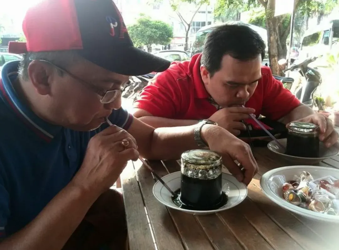 Kupi Khop - phong cách uống cà phê úp ngược ly độc đáo của Indonesia