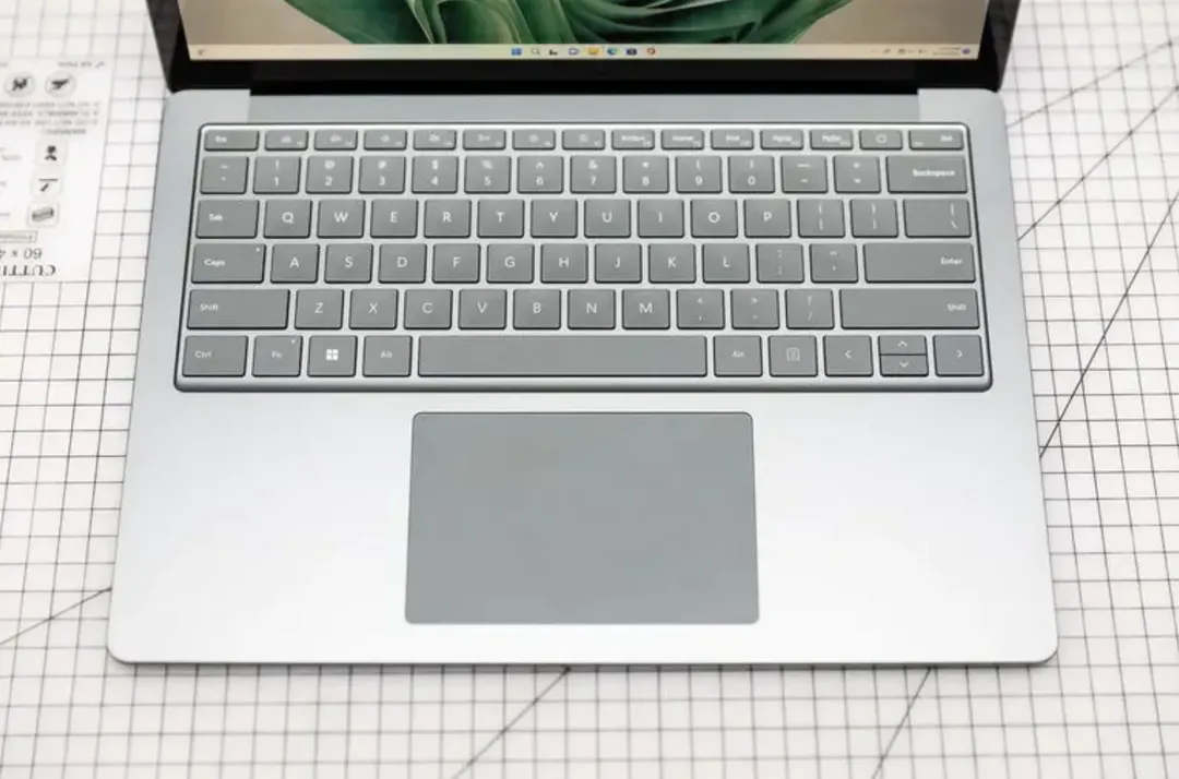 Đánh giá Microsoft Surface Laptop 5: tiến vài bước nhỏ, lùi một bước… lớn
